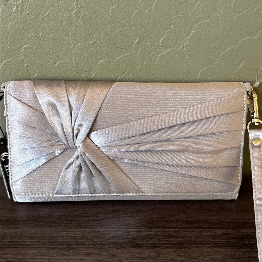 RSVP Silver Wristlet Evening Purse with Removable Silver Chain Strap NWT